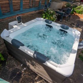 MSpa Tribeca Airjet – 1.6m x 1.6m x 65cm – 6 Person Portable Frame Spa