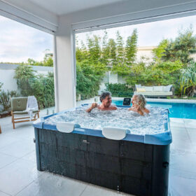 MSpa Oslo Hydrojet Sapphire – 1.6m x 1.6m x 65cm – 6 Person Portable Frame Spa